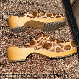 BJORK SWEDISH COMFORT Safari Wood Open Back Giraffe Clogs Shoes Size EU 37